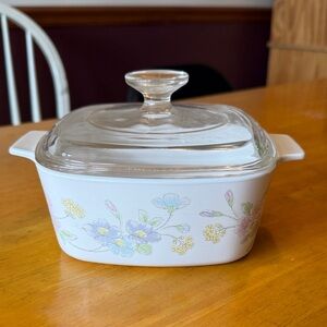 Vintage Corning Ware covered casserole dish. 6 x 7 x 3.
1.5 liter.